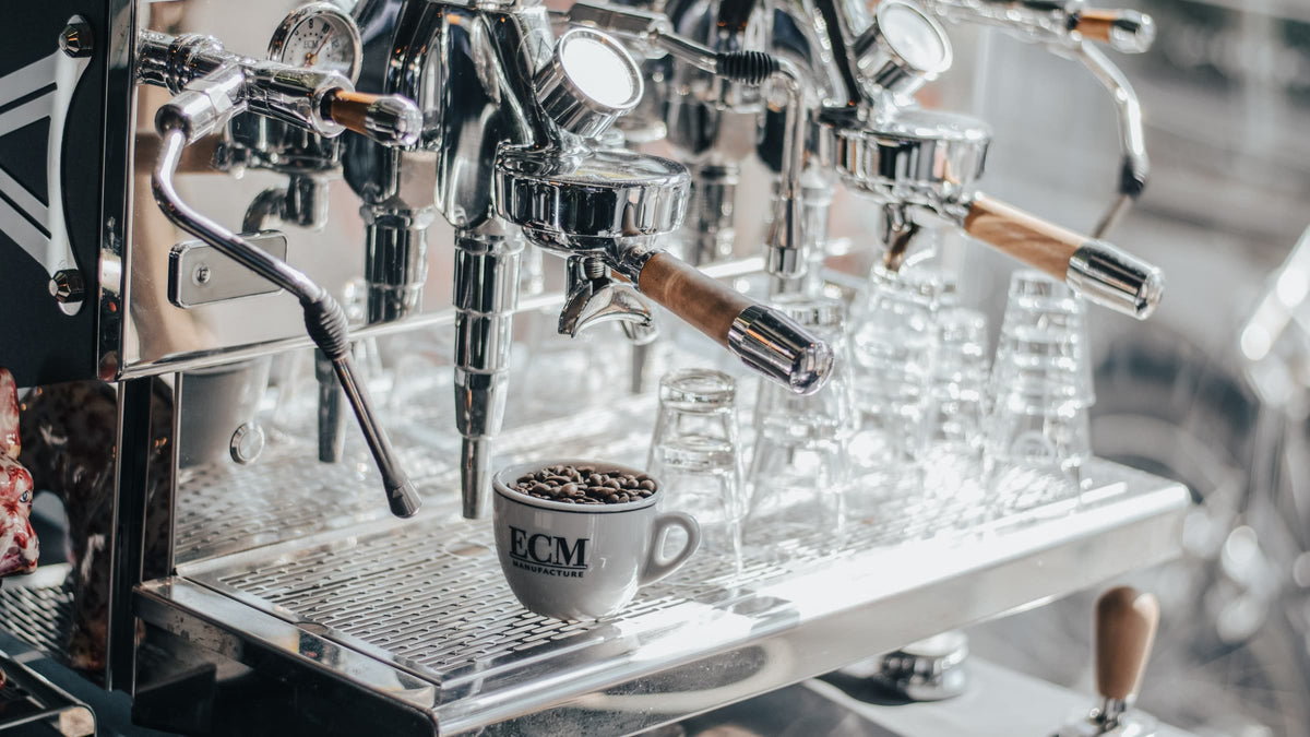 ECM-Siebträgermaschine mit Gläsern und Tasse voller Bohnen