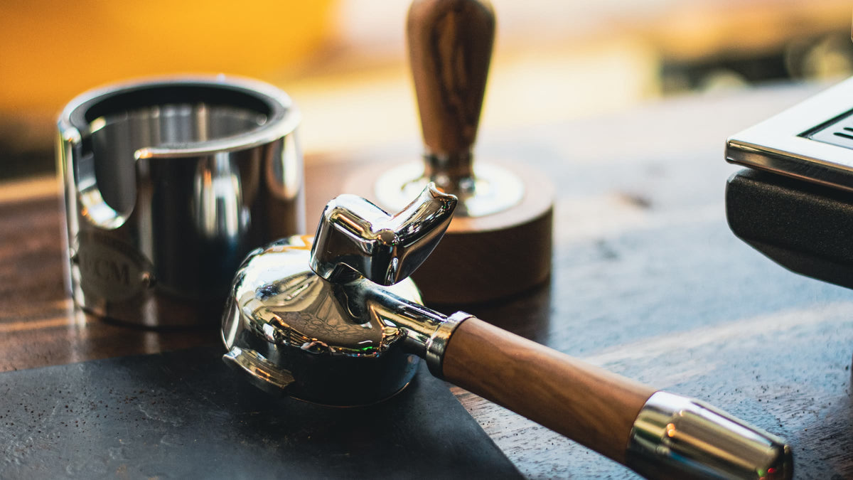 Siebträger mit Holzgriff, Tamper und Abklopfbehälter